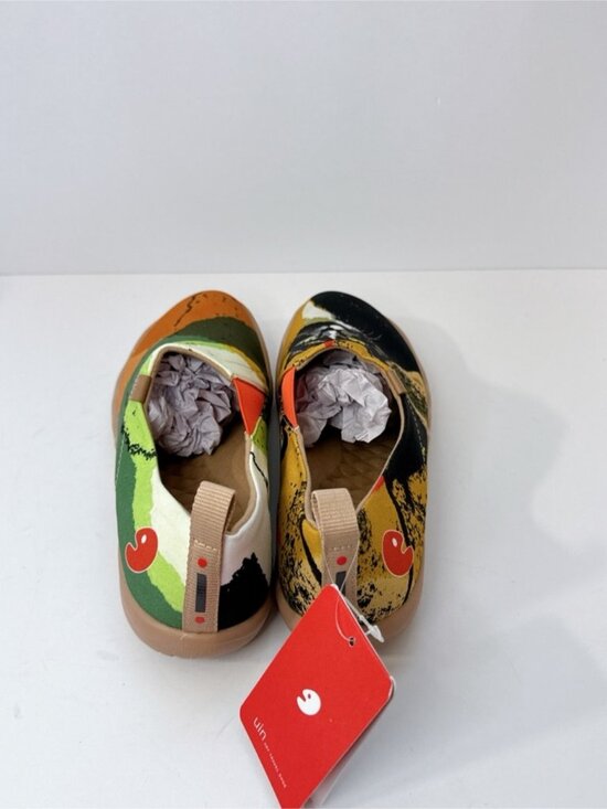 Men’s Size 7 UIN Black Cat Canvas Slip-On Art Travel Shoes
